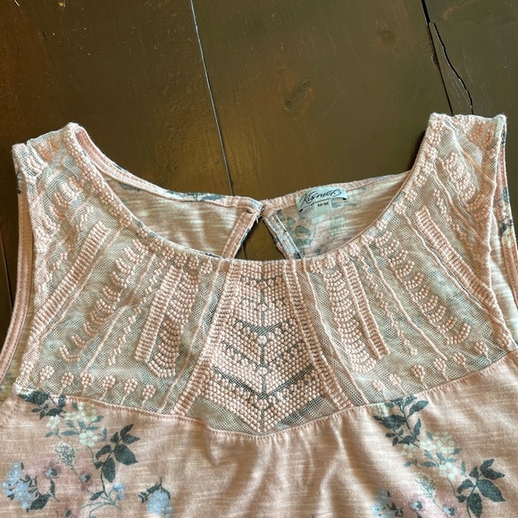 🌸 Floral with Beading Kismet Tank 🌼 - Picture 3 of 4
